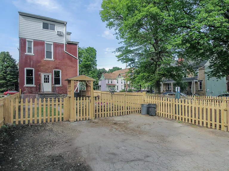 328 Franklin Ave — Photo 18