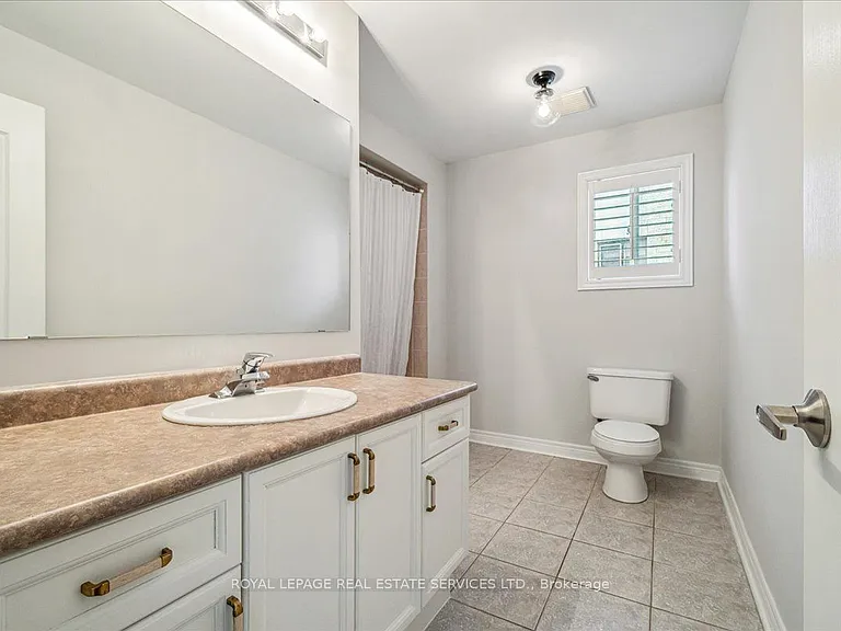 54 Stonebrook Cres — Photo 32
