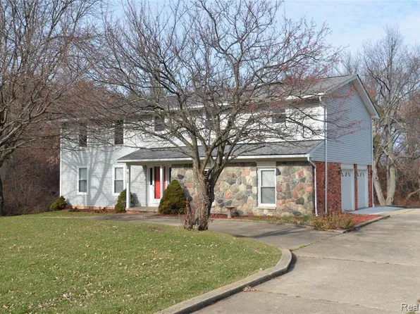 8152 Fairfield Cir, Clarkston, MI 48346