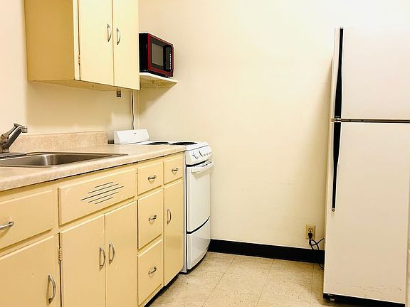 4th image of 111 1/2 W 7th St APT 2