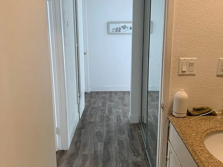 1751 S Bentley Ave #6 — Photo 4