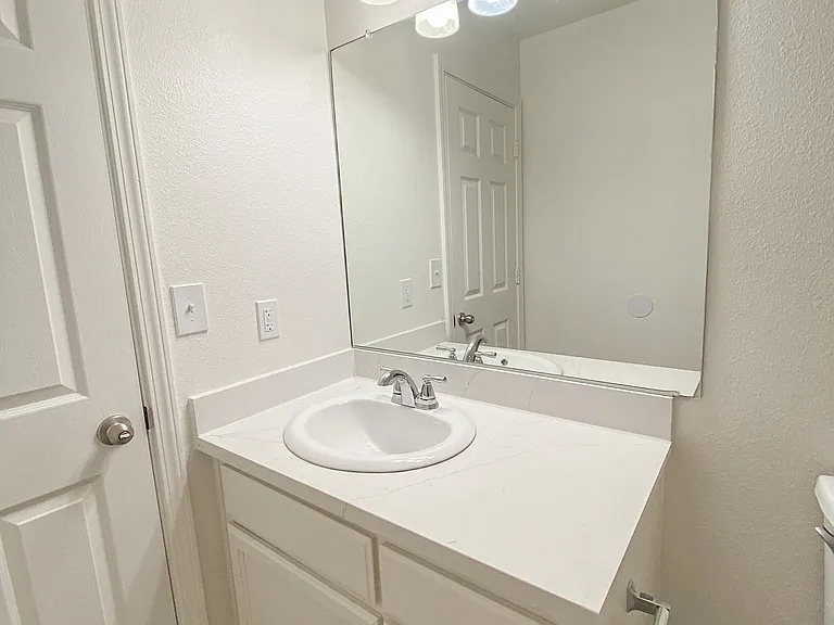 490 Posada Way — Photo 2