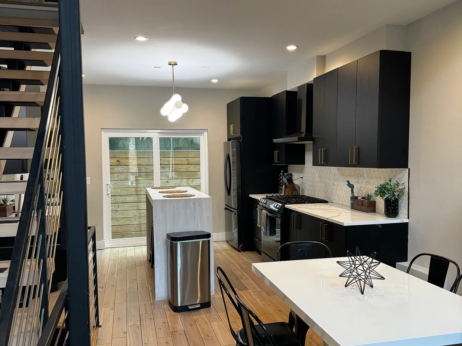 4 bed, 2200 sqft, $3,350 — Photo 2