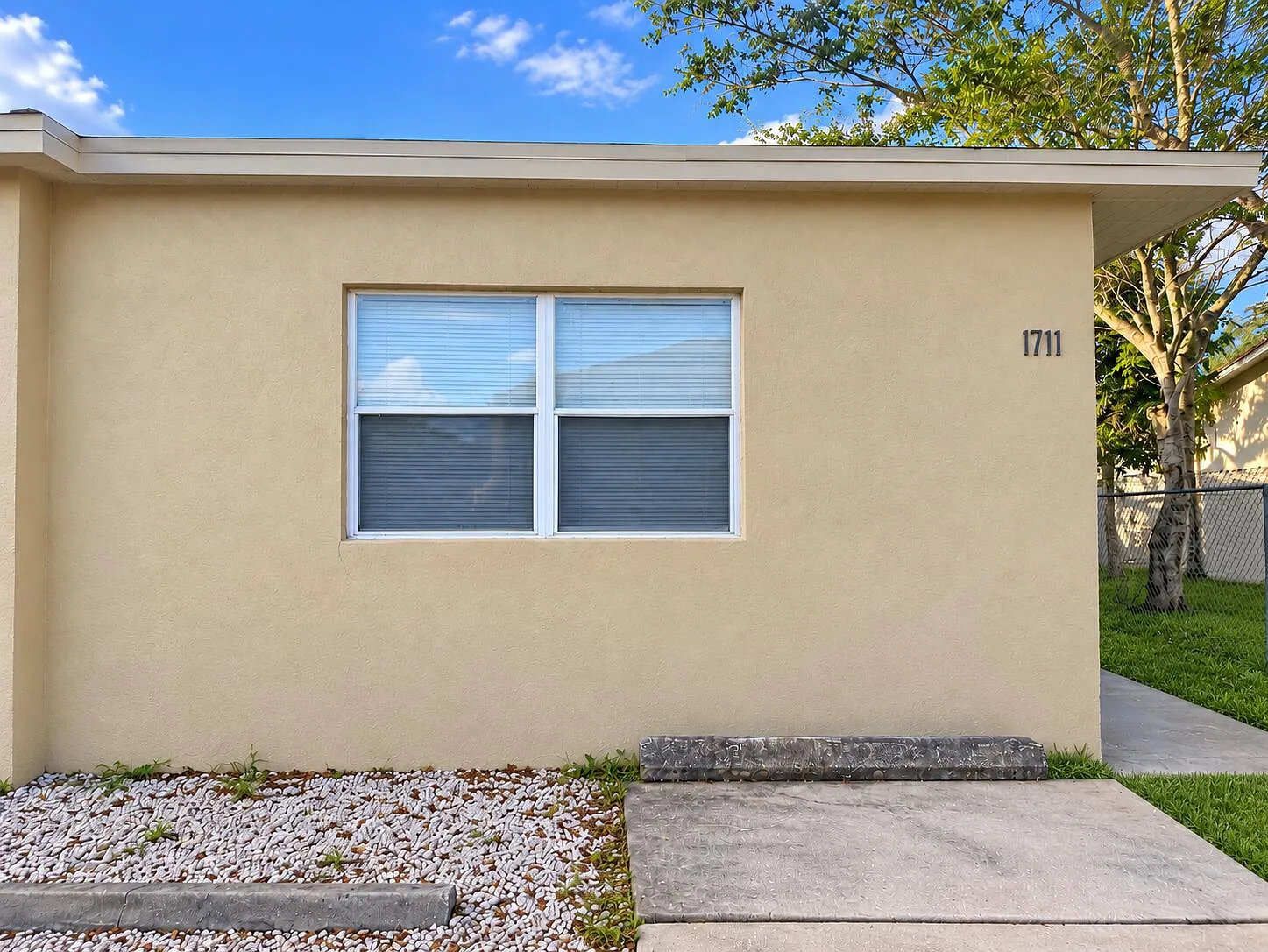 2 bed, 1.0 bath, 462 sqft, $1,400 — Photo 2