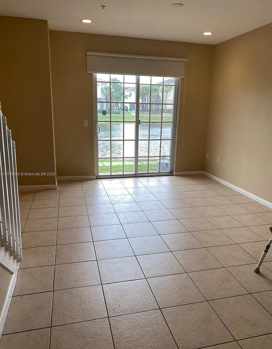 3 bed, 1800 sqft, $3,000 — Photo 3