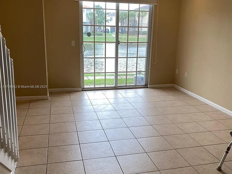 2832 SW 81st Ave — Photo 3