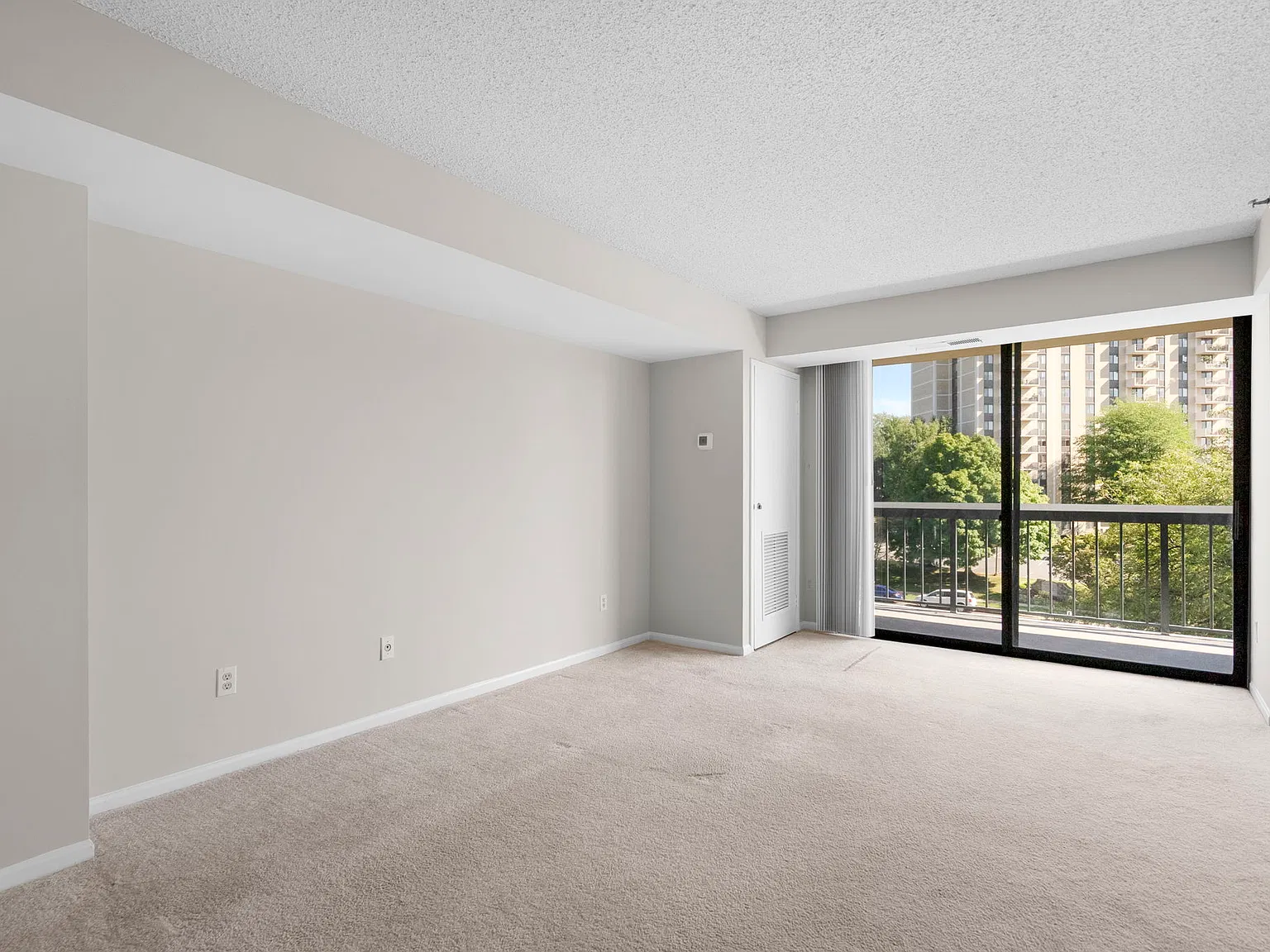 1 bed, 870 sqft, $1,899 — Photo 2