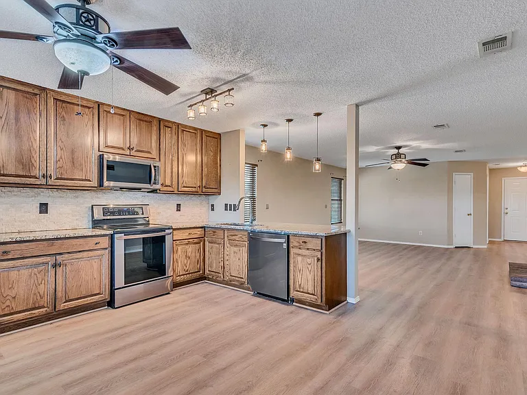 2124 Blanco Ln — Photo 13