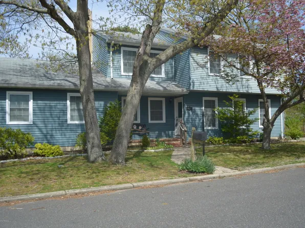 26 Oak St, Beachwood, NJ 08722