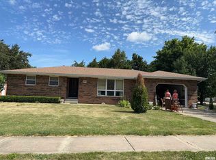 215 E Meadow Lawn St, Manito, IL 61546