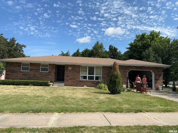 215 E Meadow Lawn St, Manito, IL 61546