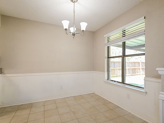 5th image of 302 Memorial Dr