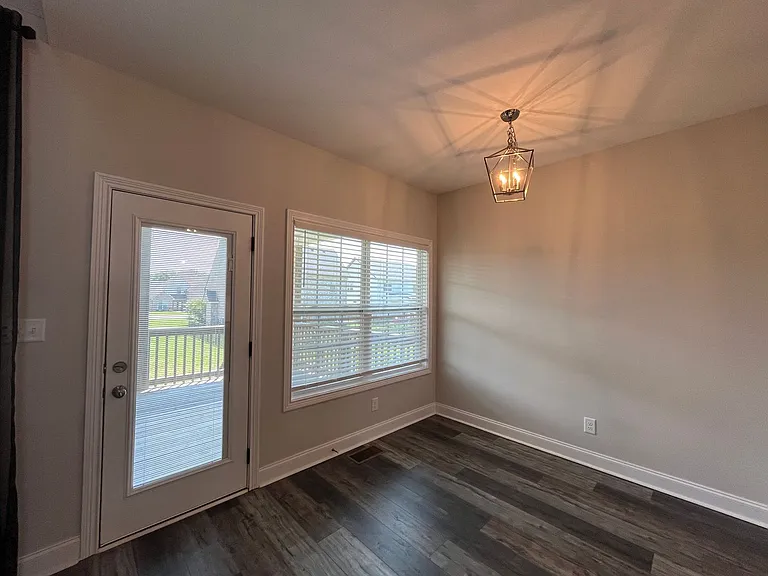 557 Dexter Dr — Photo 10