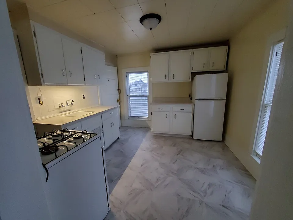 626 W 7th St #4