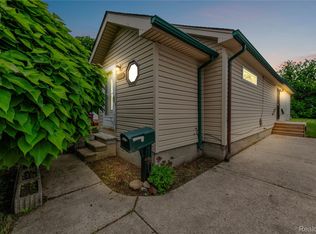 25044 Comfort St, Center Line, MI 48015