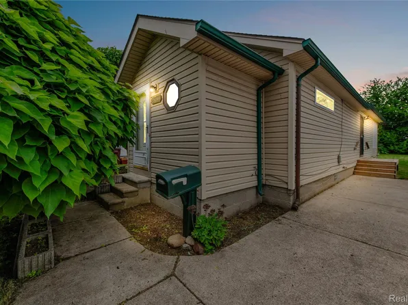 25044 Comfort St, Center Line, MI 48015