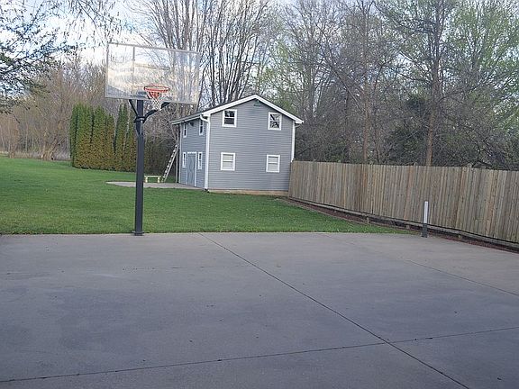 3rd image of 1601 Lynn Rd