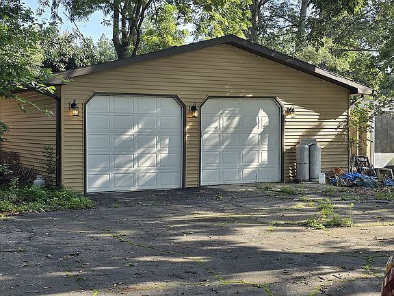2nd image of 122 Arrowhead Ln