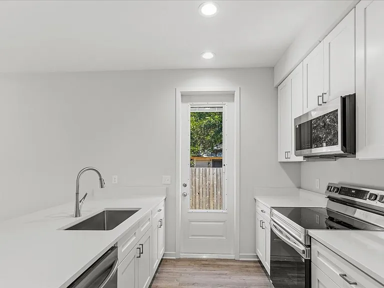 516 SW 7th Pl — Photo 8