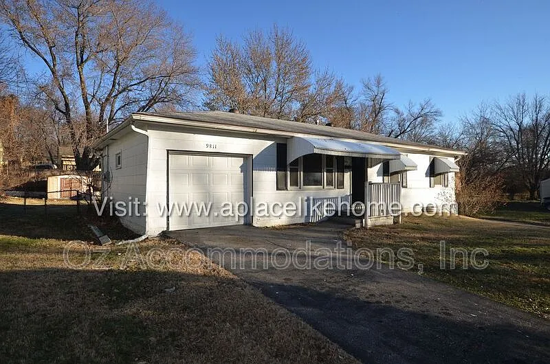 3 bed, 1.0 bath, 912 sqft, $999 — Photo 2
