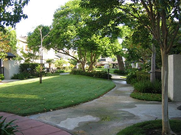 Greenbelt in Center of Complex