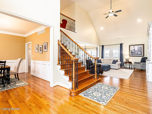 3rd image of 344 Benjamin Blvd