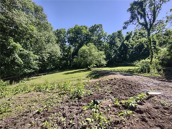 5th image of 245 Glenwood Dr