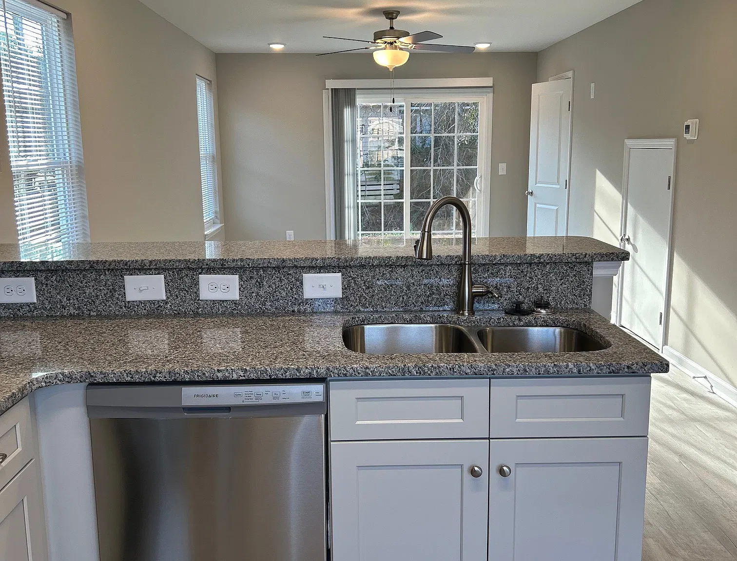 2 bed, 1.5 bath, 1065 sqft, $1,450 — Photo 2