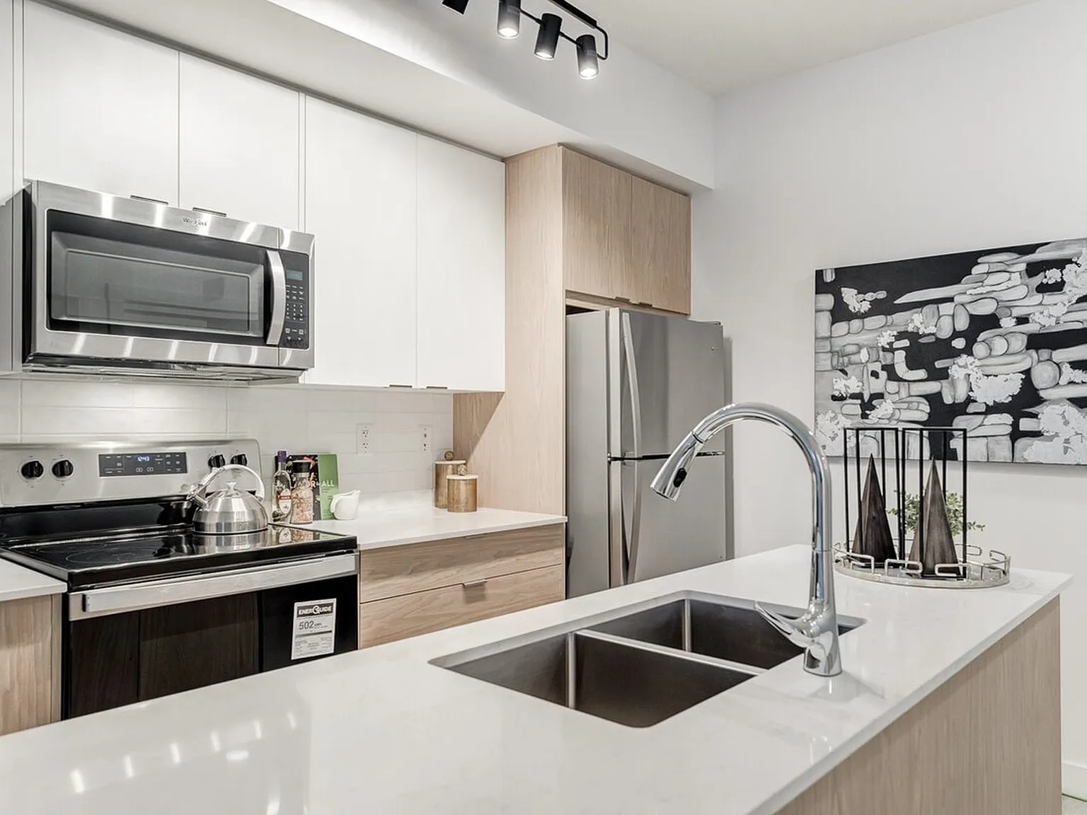 3360 16 St SW Calgary — Photo 3