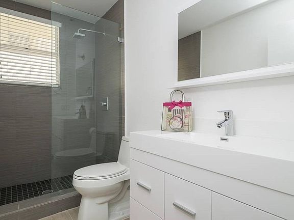 5th image of 1611 Meridian Ave APT 206