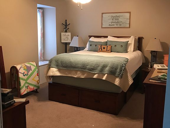 1st floor master w/walk-in 