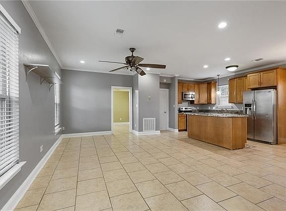 5th image of 800 N Woodlawn Ave