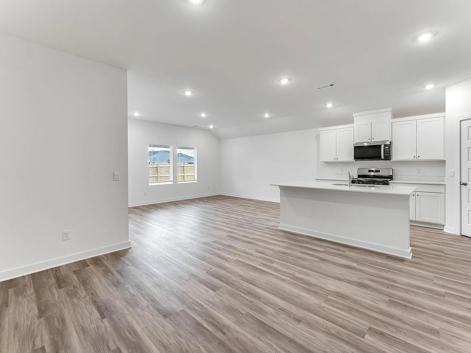 4 bed, 1891 sqft, $2,400 — Photo 4
