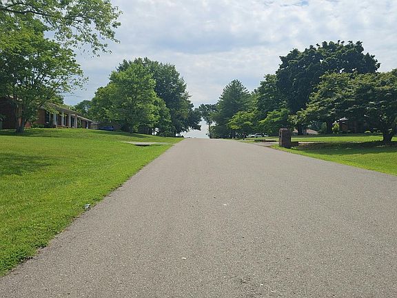 4th image of 809 Laurel Dr