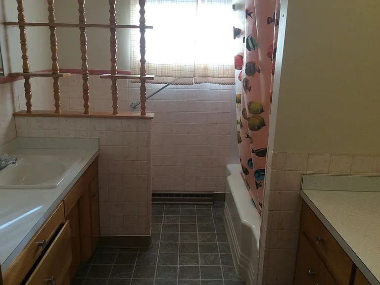643 5th St W — Photo 1