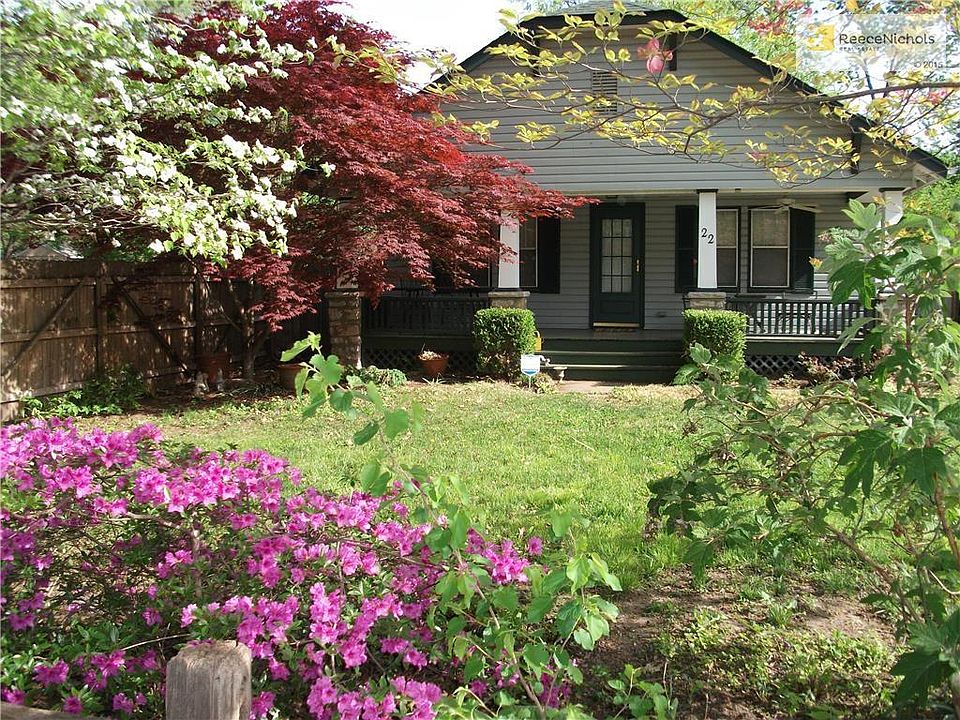 FRONT VIEW OF PROPERTY*SPRING IS BLOOMING