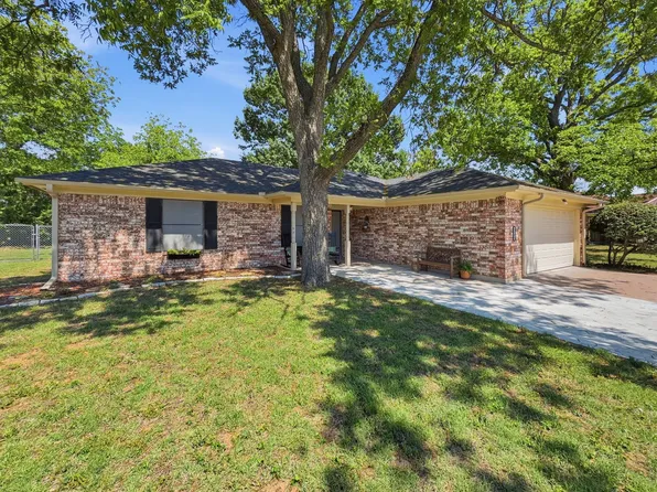1103 Holiday Ct, Granbury, TX 76048