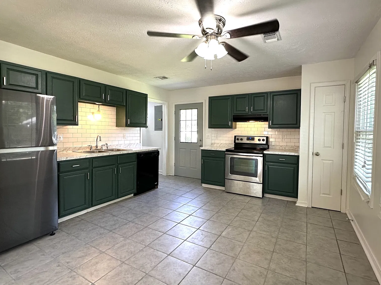 3 bed, 1064 sqft, $1,500 — Photo 3