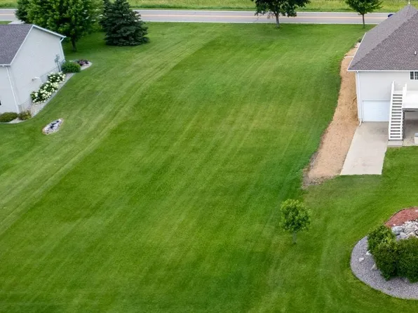 1185 Dale St SW, Hutchinson, MN 55350