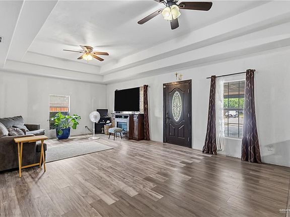 3rd image of 617 La Quinta Ln