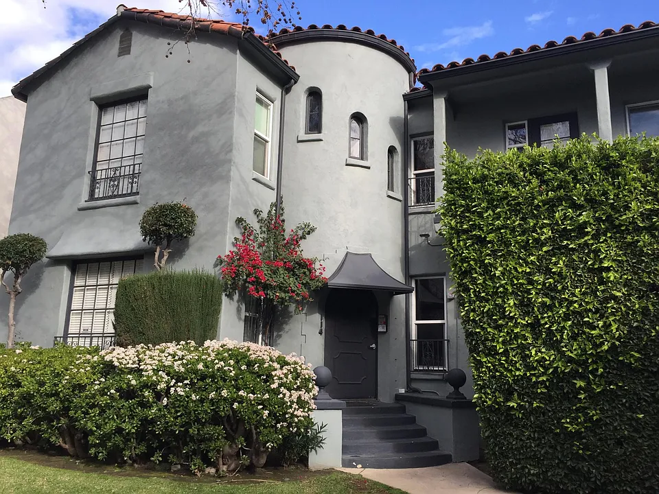 114 N Almont Dr #4