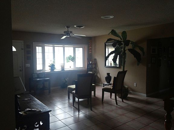 Foyer/front room
