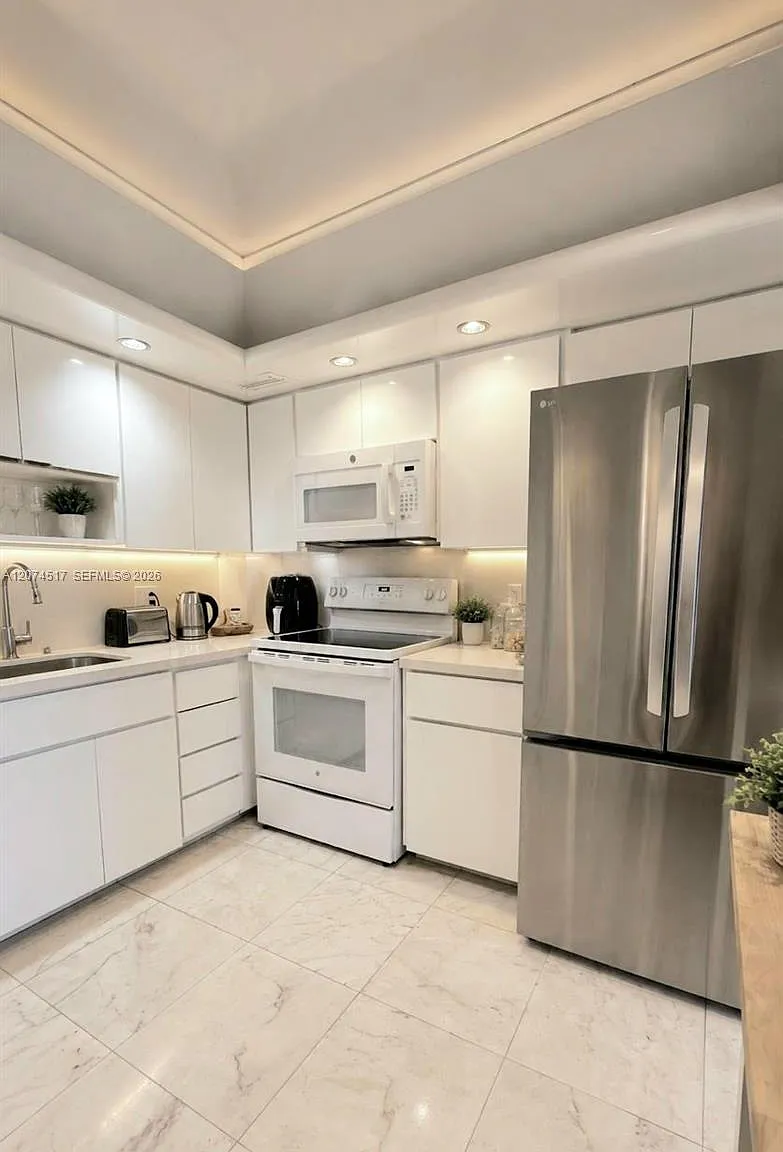 Hemispheres Condo — Photo 4