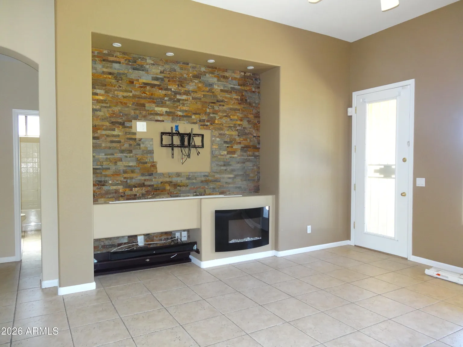 3 bed, 2.0 bath, 2126 sqft, $2,700 — Photo 3