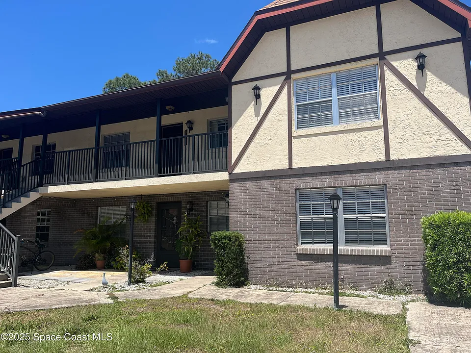 3131 Sir Hamilton Cir #10