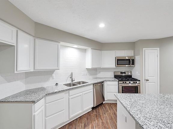 4th image of 7906 Meadow Glen Dr
