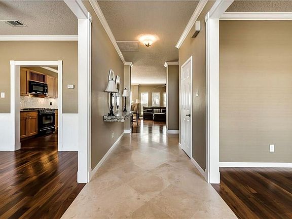 2nd image of 809 Oak Hollow Ln