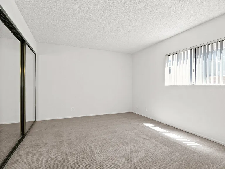 11325 Morrison St — Photo 48
