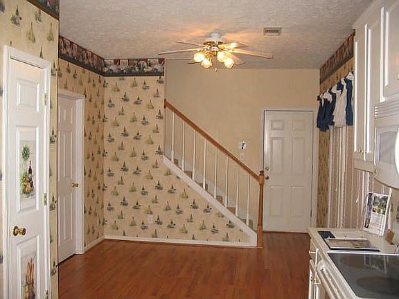 Kitchen to breakfast area