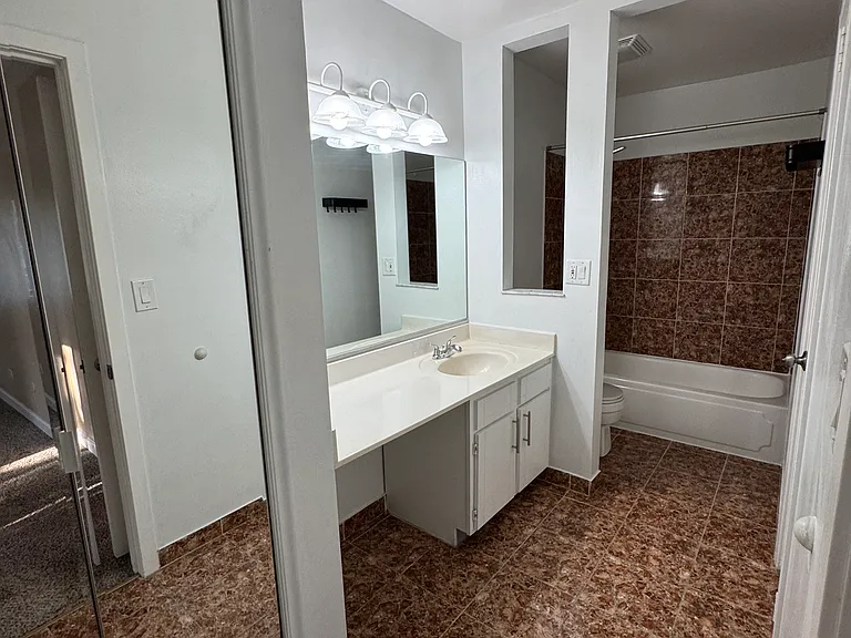 1806 Hemlock Pl #206 — Photo 11